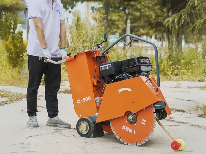 Những điều cần lưu ý khi vận hành máy cắt đường bê tông 1