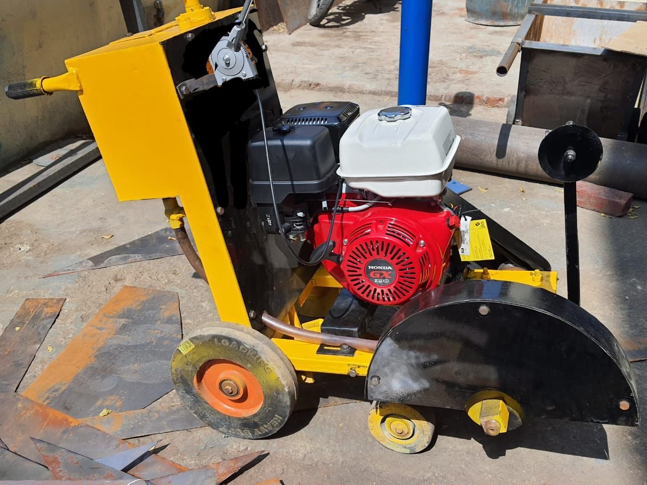 Máy cắt đường bê tông chạy xăng 1