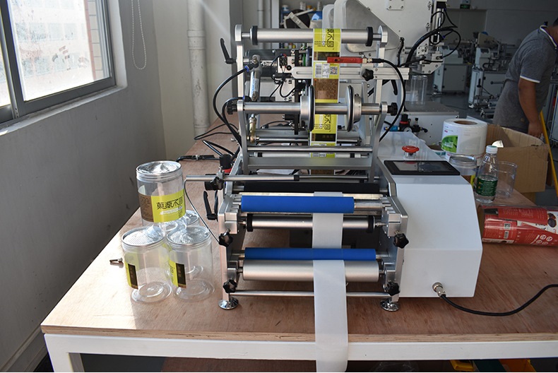 Máy dán nhãn tự động DBK LT02 3