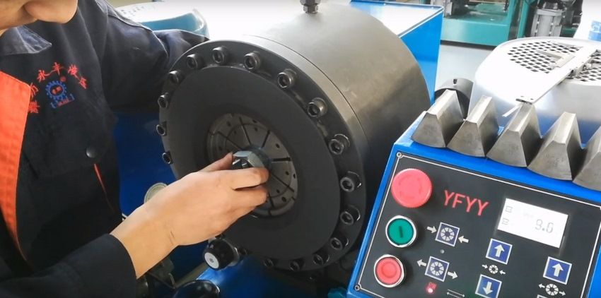 Tiến hành bấm ống thủy lực