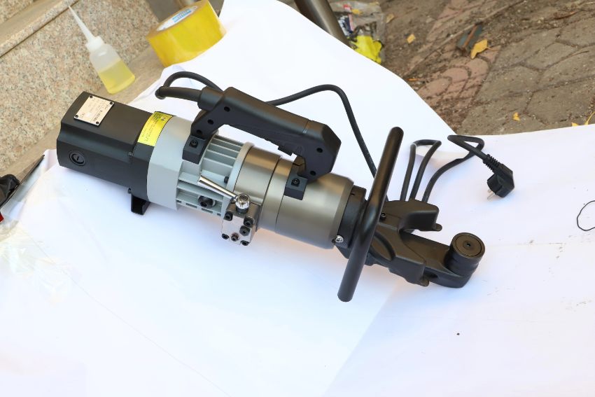 Máy bẻ đai thủy lực