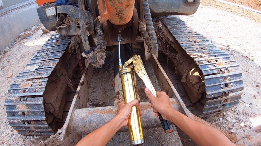 Tại sao cần sử dụng loại bơm mỡ phù hợp cho máy xúc