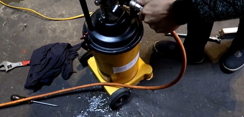 Cần lưu ý gì khi sử dụng bình bơm mỡ bằng hơi? 2