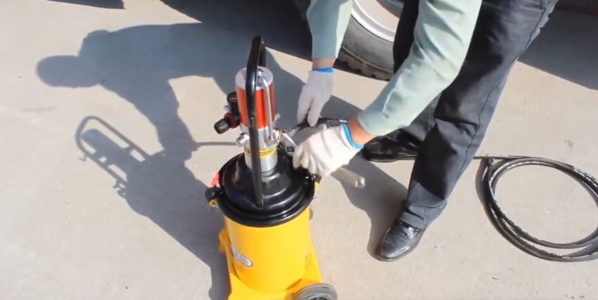 Cần lưu ý gì khi sử dụng bình bơm mỡ bằng hơi? 1