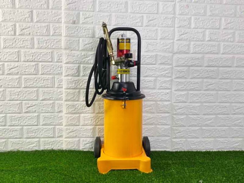 Cần lưu ý gì khi sử dụng máy bơm mỡ khí nén 12L KOCU GZ-8?