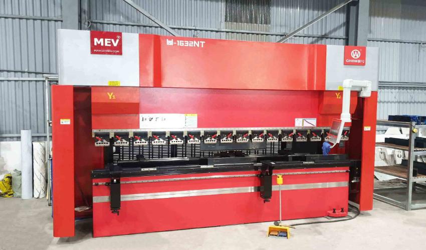 Máy chấn CNC
