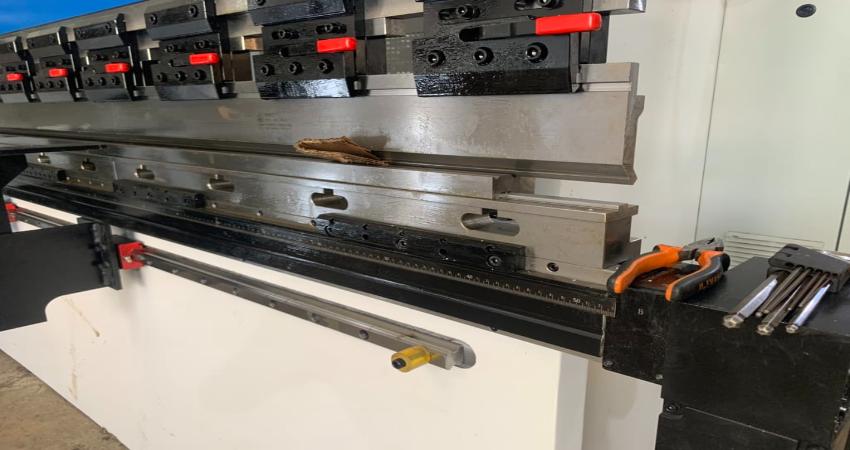 Máy chấn thủy lực mini PBC – 40T/1300 5