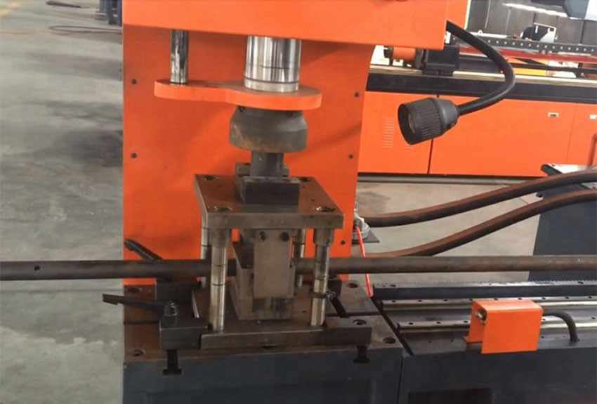 gioi-thieu-san-pham-may-dot-dap-thuy-luc-CNC-gia-cong-3-mat-san-pham-ERMAK-J/G3-10000-CNC