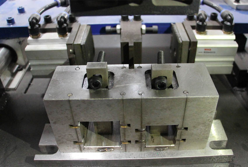 gioi-thieu-san-pham-may-dot-lo-tren-thep-V-kết-hợp-cat-ERMAK-Q125-2A-1S