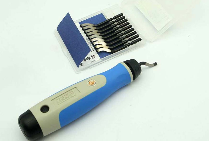 dao-cao-bavia-co-tay-cam-bang-nhua