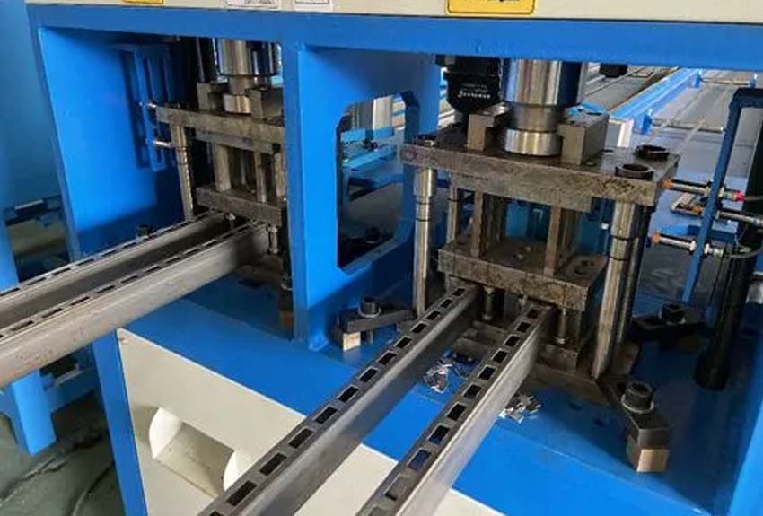 Máy đột dập thủy lực CNC gia công 3 mặt sản phẩm ERMAK J/G3-10000-CNC