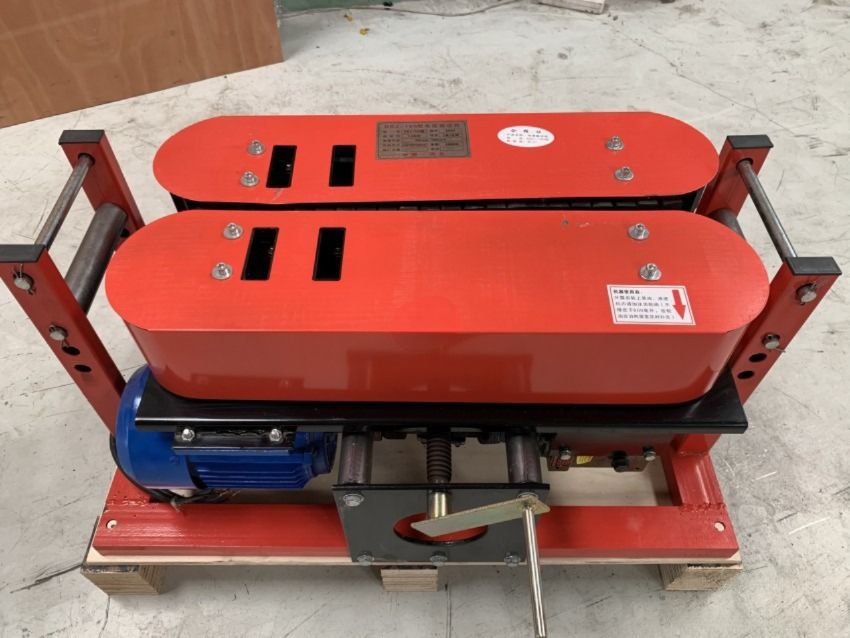 Máy đẩy dây cáp