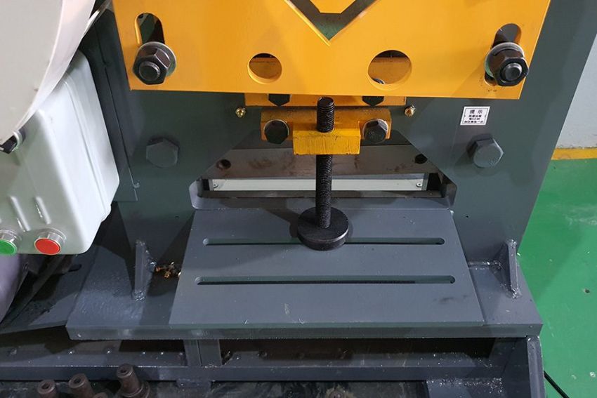 Chuẩn bị trước khi sử dụng máy đột dập liên hợp