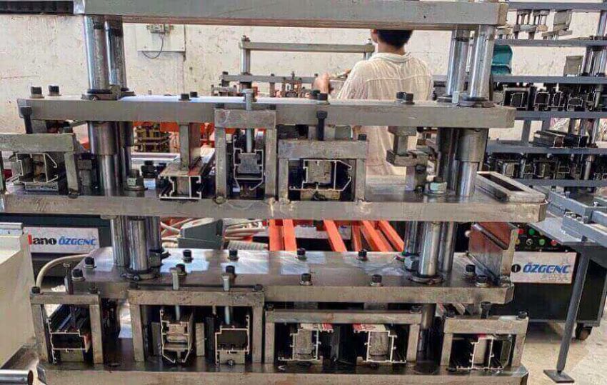 Cơ chế hoạt động của máy đột dập thủy lực