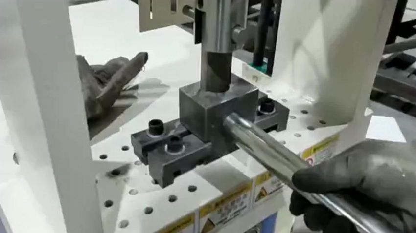 Mua máy đột dập thủy lực chất lượng ở đâu?