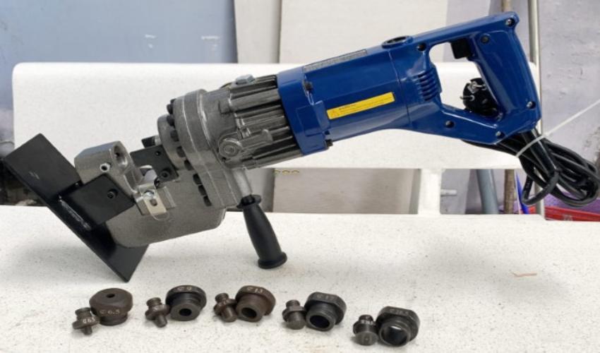 Máy đột lỗ thủy lực cầm tay là gì?