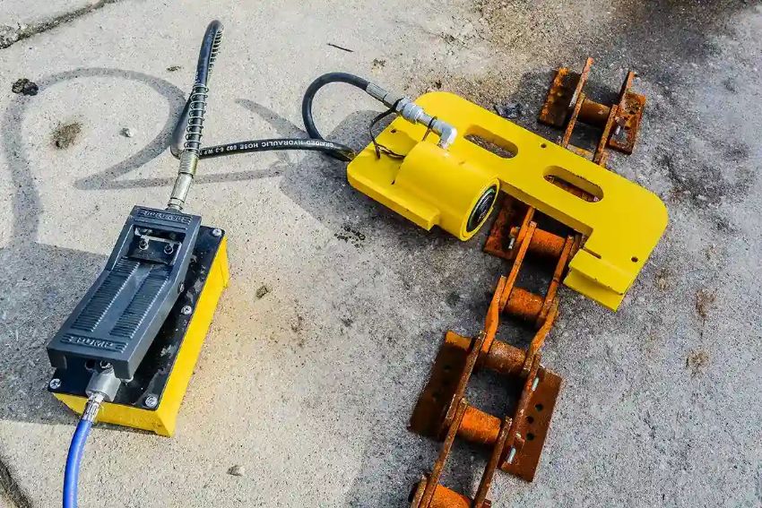 Máy ép chốt xích thủy lực hoạt động như thế nào?