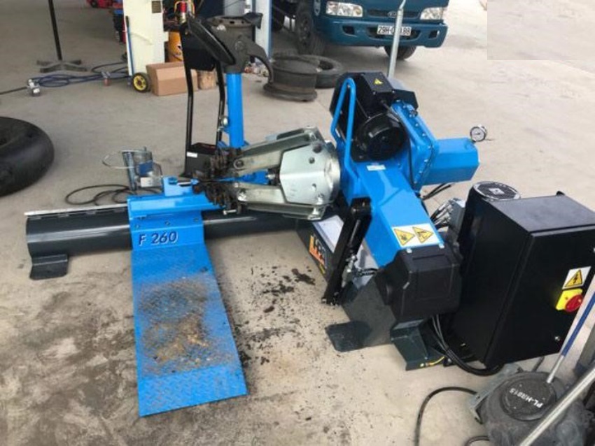 Tại sao nên sử dụng máy ra vào lốp ô tô HPA - M824Ll?