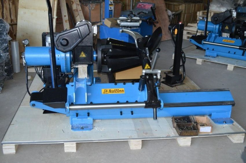 Máy ra vào lốp xe tải và xe chuyên dụng