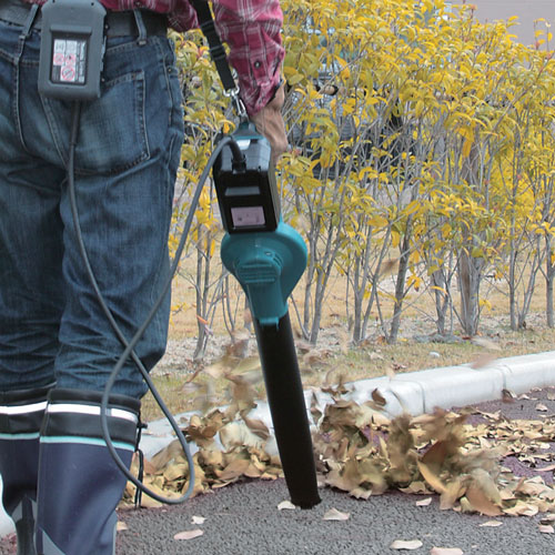 Ứng dụng máy thổi chạy pin Makita Bub360Z