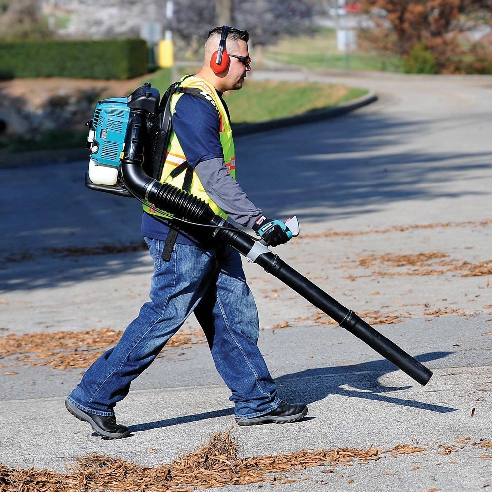 Ứng dụng máy thổi chạy nhiên liệu Makita BBX7600