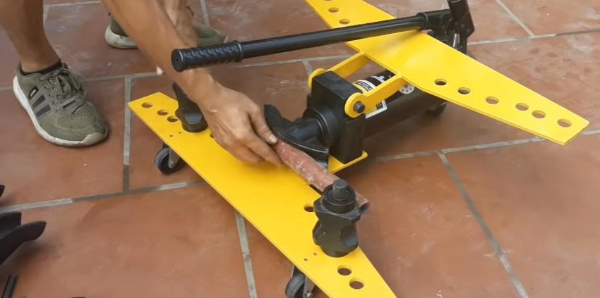 Cách sử dụng dụng cụ uốn thép bằng tay 3