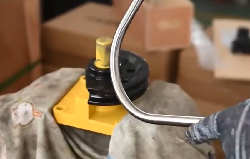 Các bước sử dụng máy uốn ống bằng tay 4