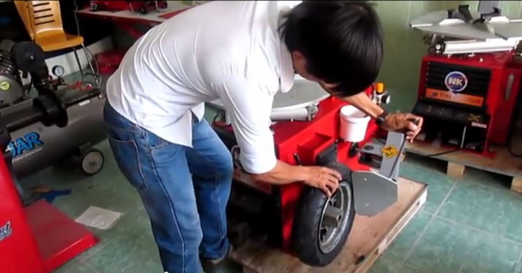 Công dụng của mỏ vịt máy ra vào lốp