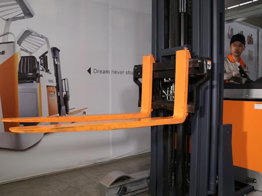 Một số tính năng nổi bật của xe nâng điện đứng lái 3