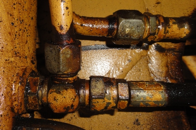 Khớp nối với ống thủy lực bị rò rỉ dầu hoặc hở ra