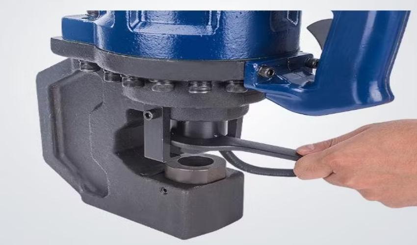 Nguyên lý hoạt động máy đột lỗ thủy lực cầm tay