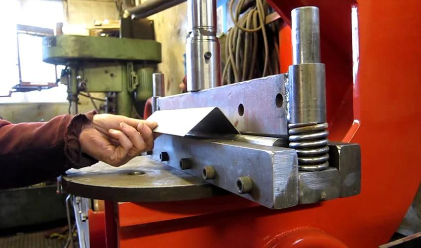 Nguyên lý hoạt động của máy chấn tôn