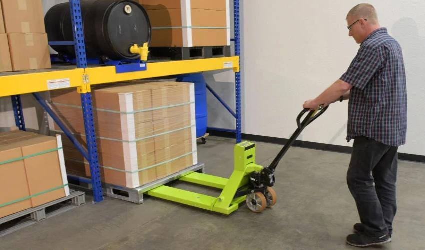 Những lưu ý cần biết khi vận hành xe nâng tay