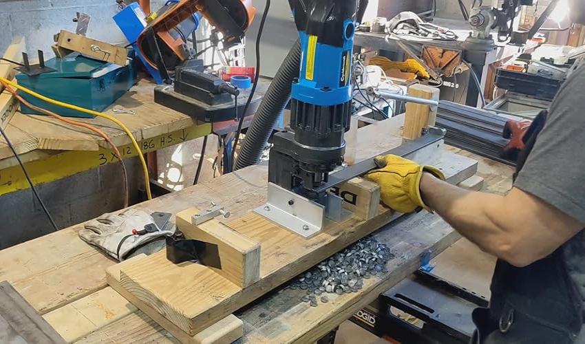 Những lưu ý khi sử dụng máy đột lỗ thủy lực cầm tay