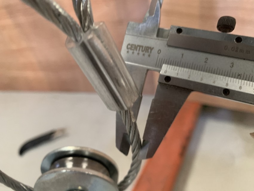 Kiểm tra cáp thép và móc treo trước khi vận hành