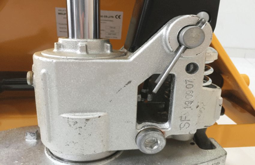 Phụ tùng xe nâng tay chính hãng so với hàng thay thế