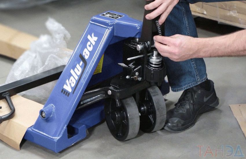 Phụ tùng xe nâng tay nào cần kiểm tra định kỳ