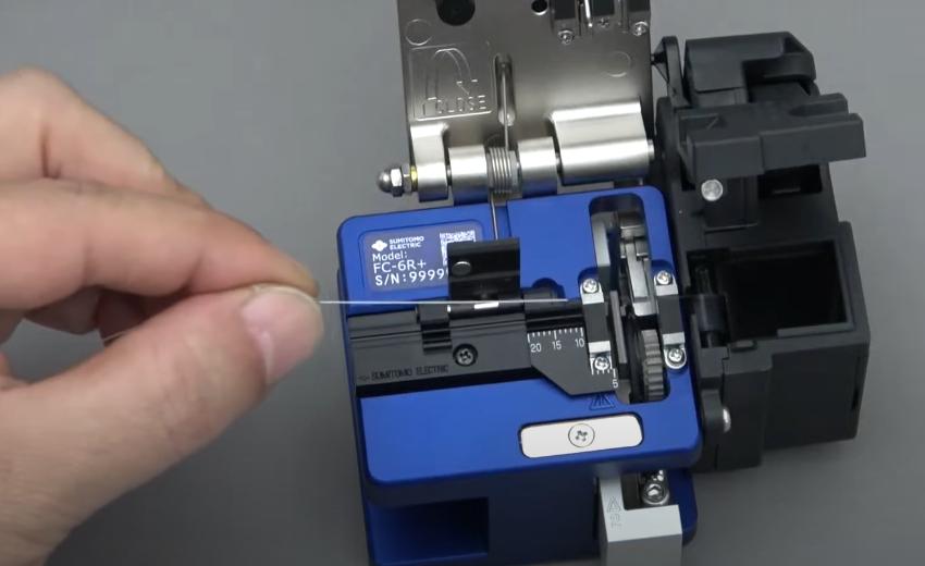 Quy trình sử dụng dao cắt sợi quang đúng kỹ thuật 0