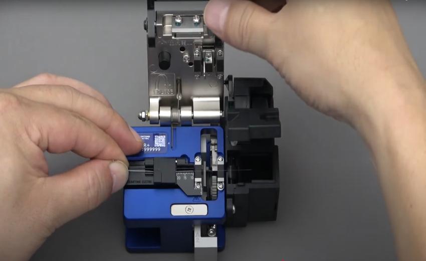 Quy trình sử dụng dao cắt sợi quang đúng kỹ thuật 1