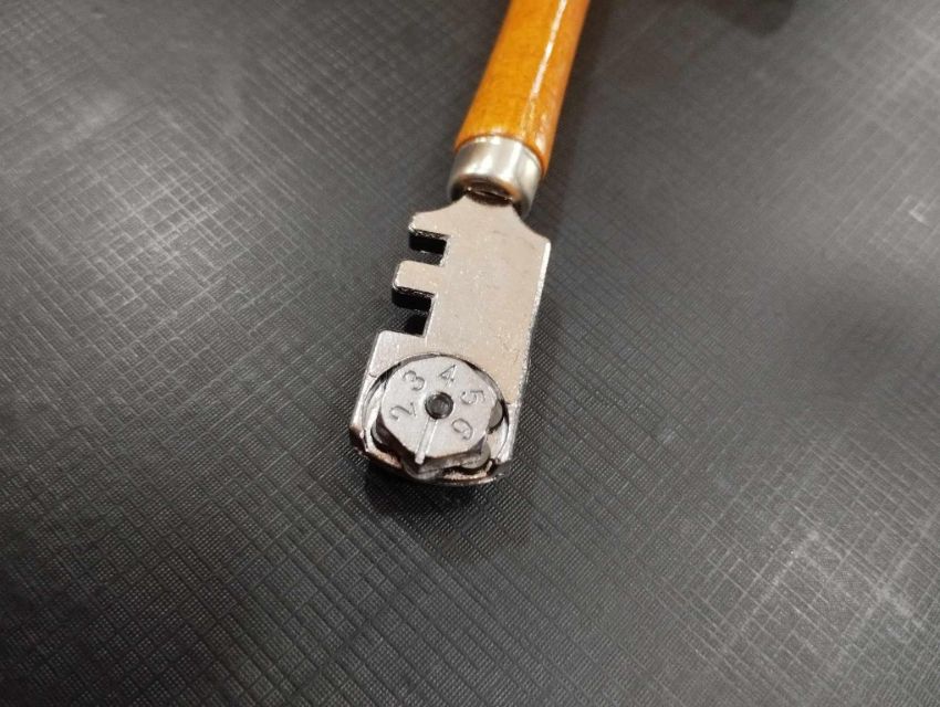 Dụng cụ bẻ kiếng INGCO HGCT02