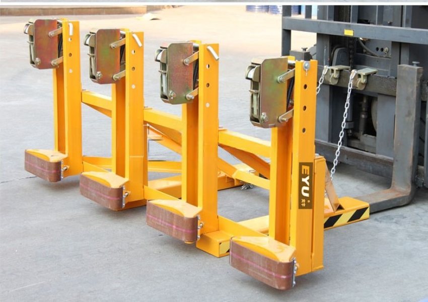 Càng gắp phuy bốn thùng và bốn kẹp 2000kg 1