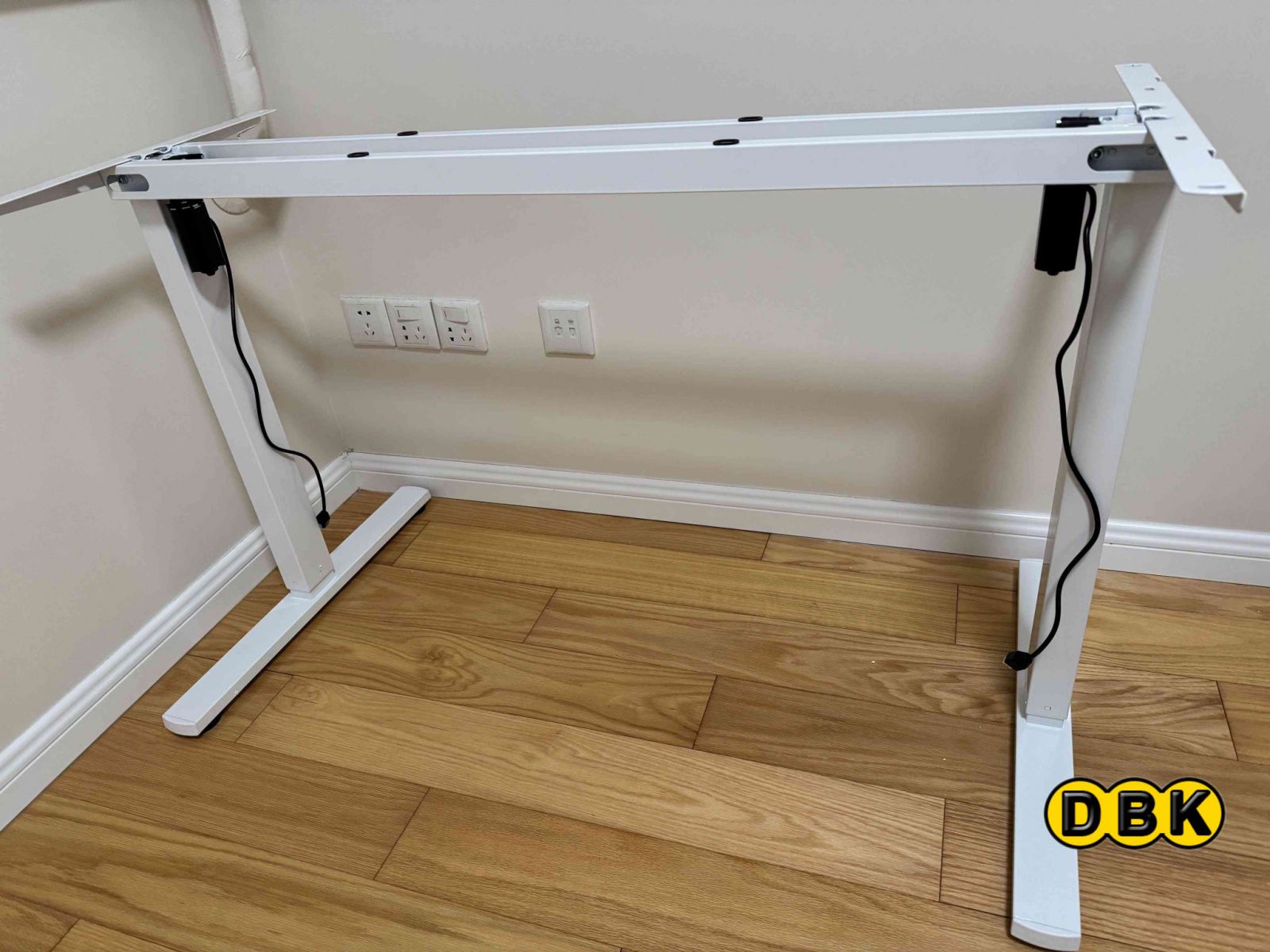 Chân Bàn Nâng Hạ Màu Trắng 8