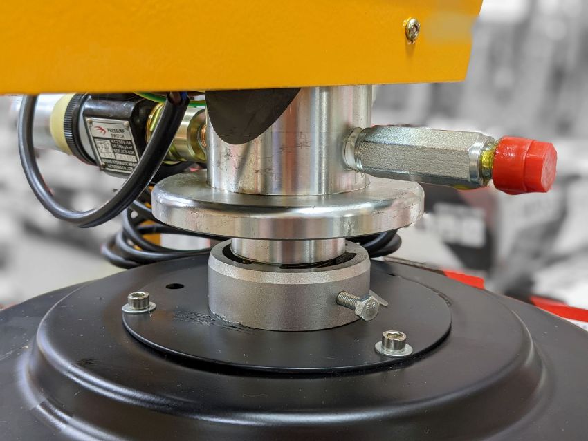 Máy bơm mỡ bằng điện 30L KOCU GZ-D2 có đặc điểm kĩ thuật ra sao?