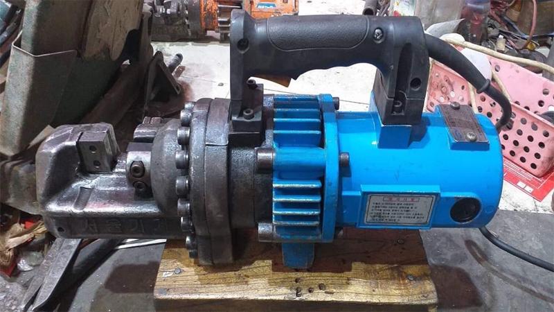 Máy cắt sắt thủy lực 2