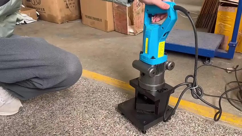 Máy cắt thép V thủy lực có bao nhiêu loại?