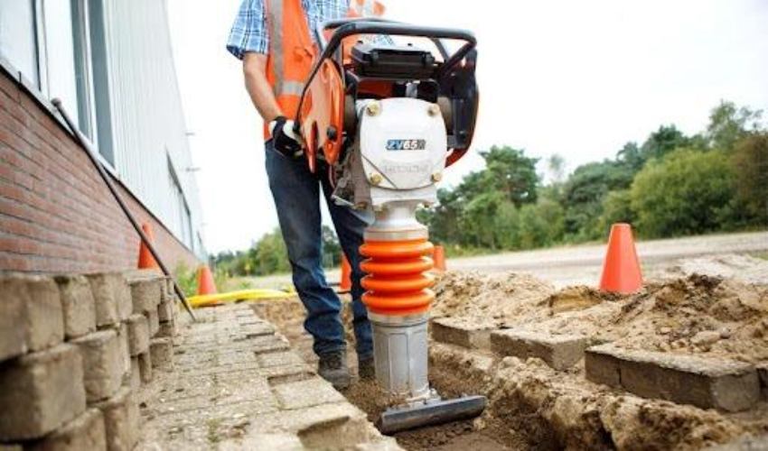 Máy đầm cóc Hitachi 2