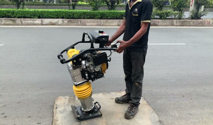 Máy đầm cóc Robin 1