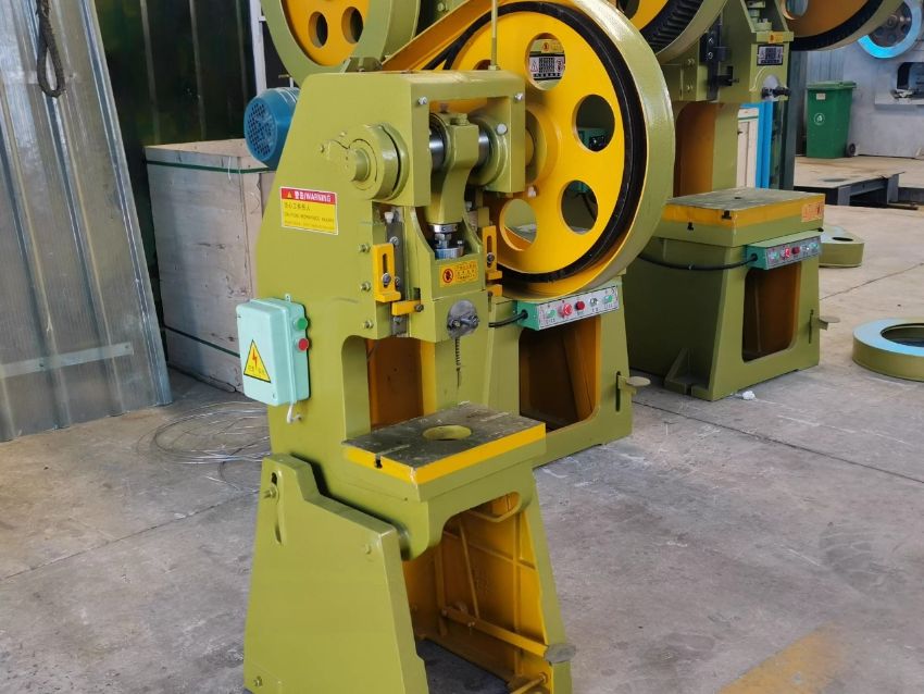 Thiết kế khung nguyên khối chắc chắn của máy đột dập 12 tấn JB23-12T