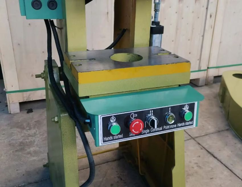 Máy đột dập cơ khí DBK J23-6.3T 3