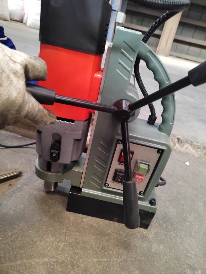 Máy khoan từ 110mm 3130W DBK TF-110REC (có taro)